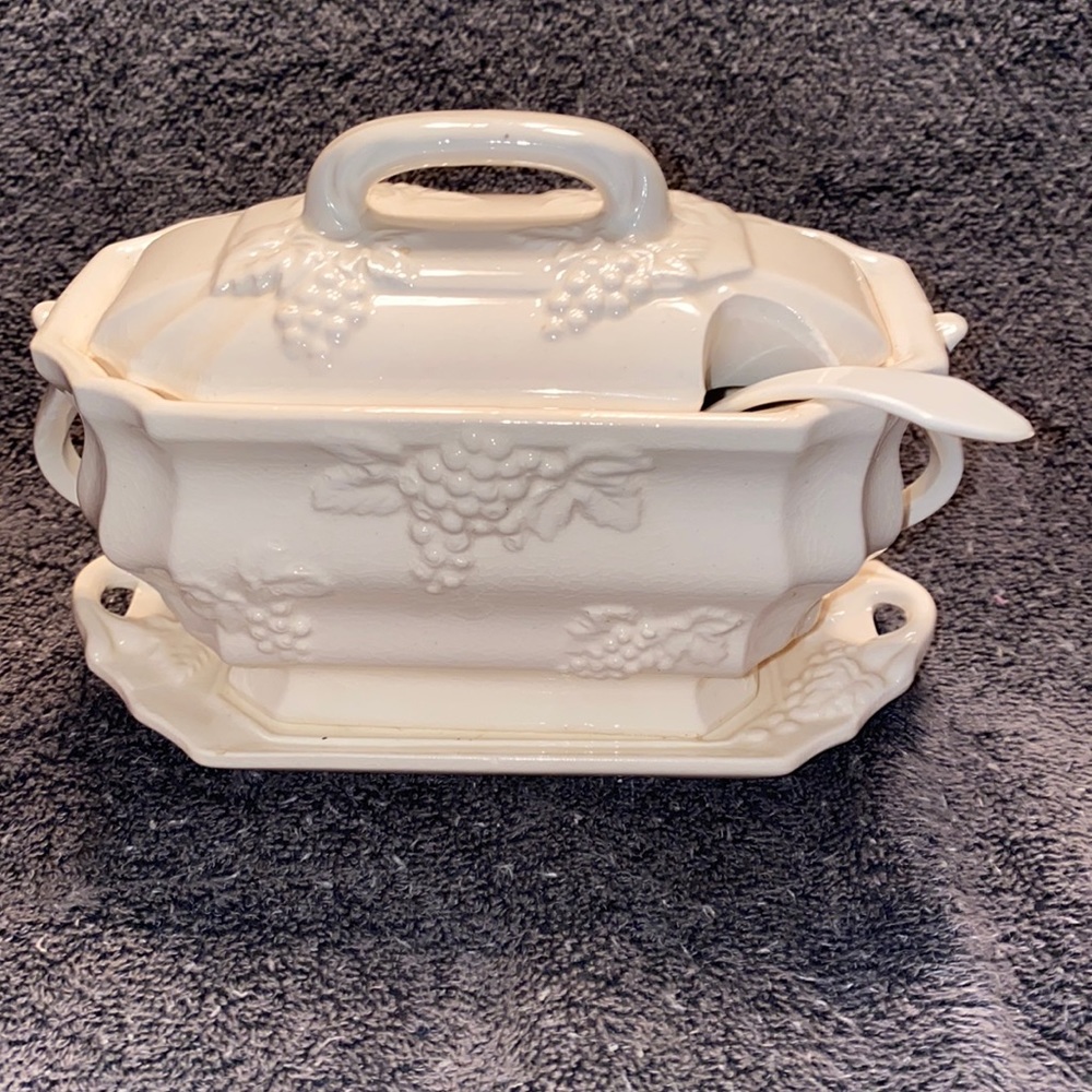 Very Vintage Gravy Bowl with Lid & Attached Saucer - Picture 1 of 9